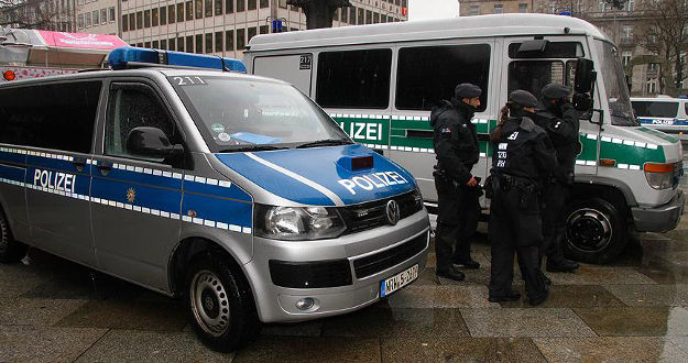 Almanya'da 8 polis aracı kundaklandı