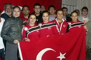 *** Bayan güreşçilere gurbetçi desteği