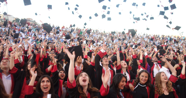 Bilgi Üniversitesi'nde mezuniyet coşkusu