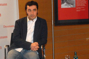 ***  Cem Özdemir kitabını tanıttı…