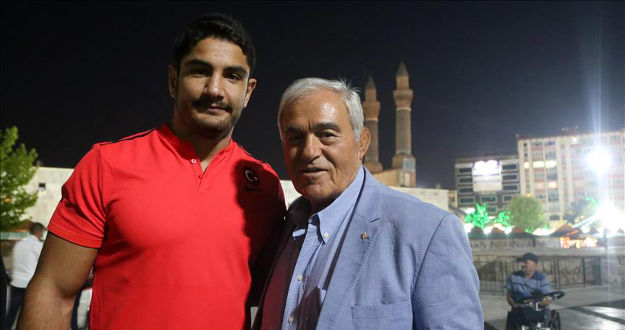 Eski şampiyon Ayık, Taha Akgül'e güveniyor