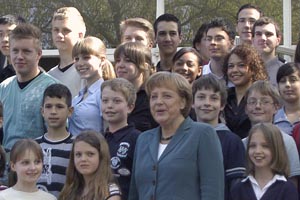 ***  Merkel'den okul ziyareti