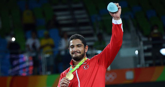 Milli güreşçi Taha Akgül Rio'da altın madalya kazandı