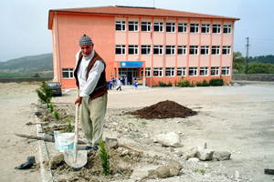 *** Almanya'da çalıştı, köyüne okul yaptırdı