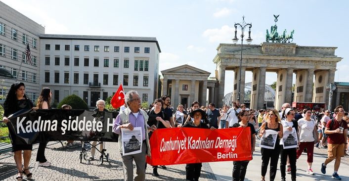 Kadına şiddet Berlin`de protesto edildi