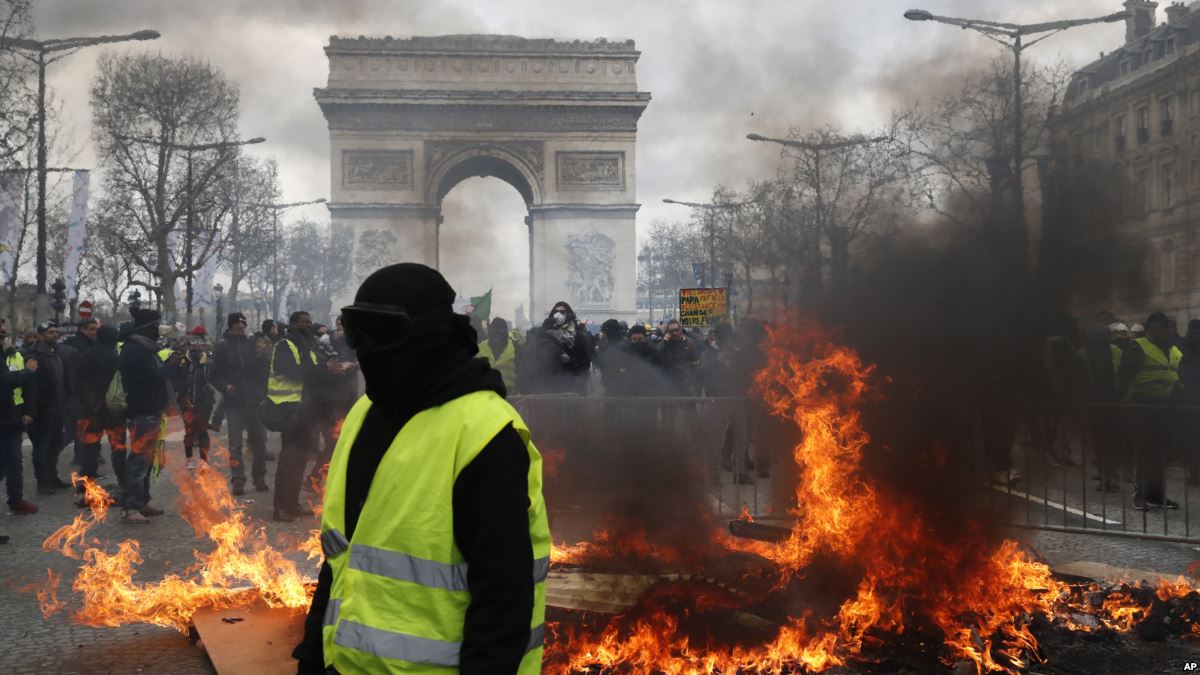 Sarı Yelekliler 18’inci Eylemde Paris’i Savaş Alanına Çevirdi