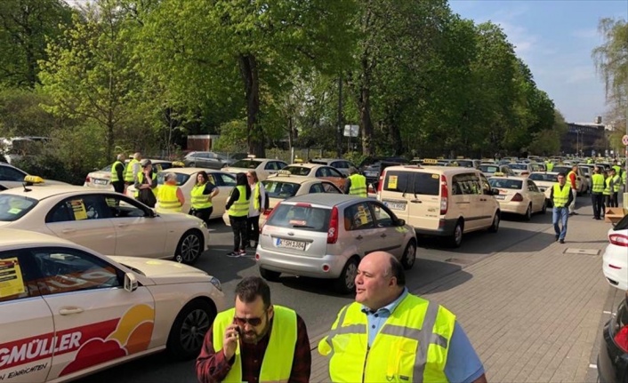 Almanya'da taksicilerden Uber karşıtı gösteri 