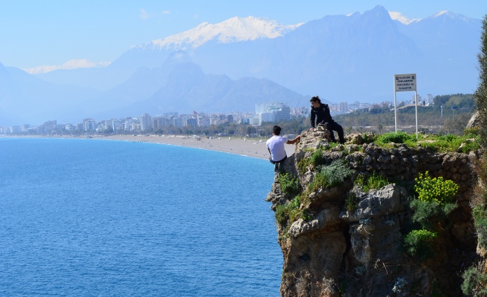 Antalya'da iki ayrı intihar girişimini polis önledi