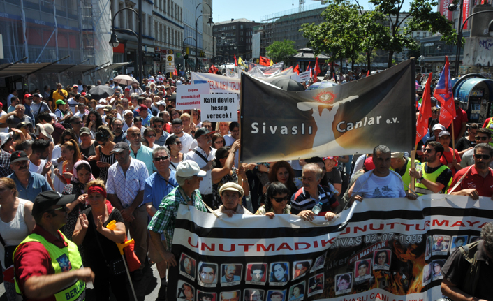 Berlin'de Alevilerden Sivas Katliamı protestosu