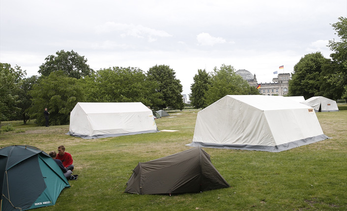 Berlin`de çevreciler Başbakanlık yakınlarında kamp kurdu