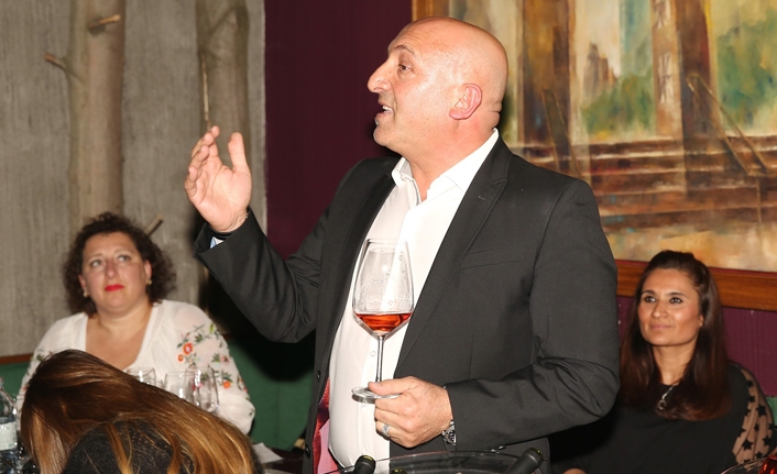 Ünlü Degüstatör Ahmet Tosun, Baba Pirzola`da Kayra şaraplarını tanıttı