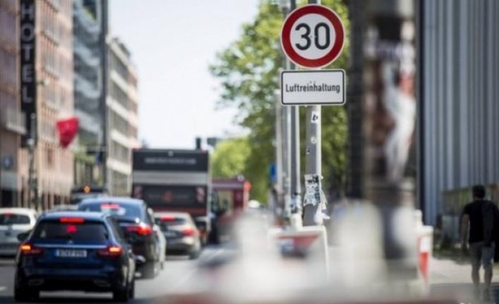 Dizel Araçlar Berlin Sokaklarından Çekiliyor