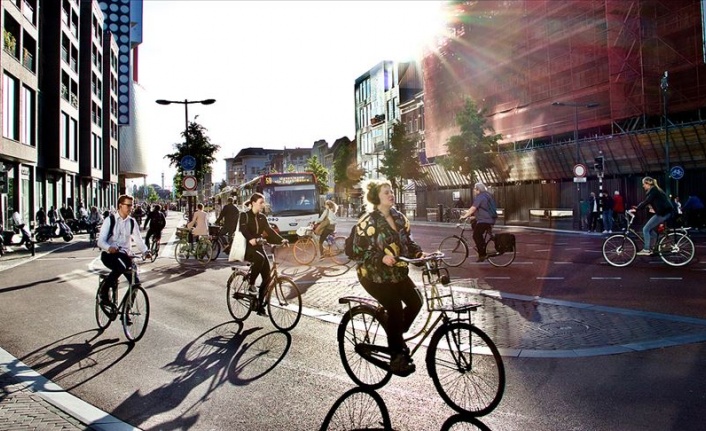 Hollanda'da bisiklet sürücülerine cep telefonu yasağı