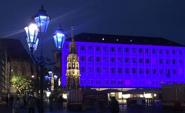 Nürnberg Maviye boyandı