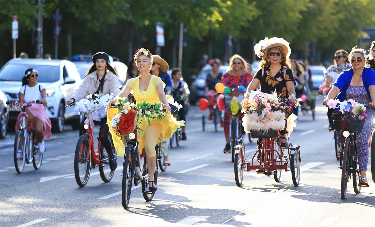 Berlin’de “Süslü Kadınlar” pedal çevirdi