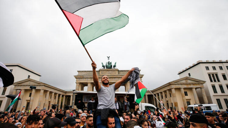 Berlin Brandenburg Kapısı’nda İsrail’i protesto