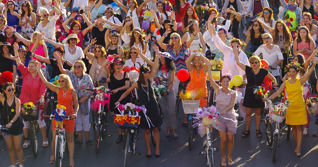 Süslü kadınlar Berlin`de pedal çevirecek