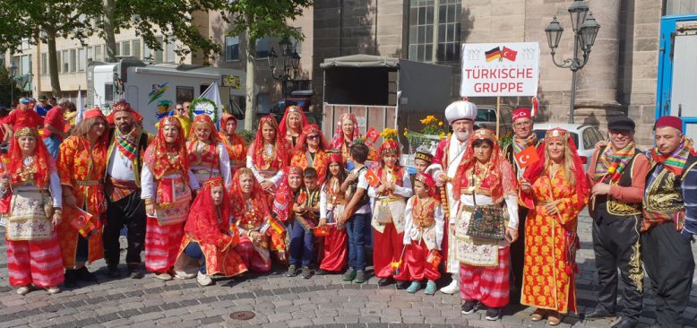 Nürnberg Sokakları Altın Kızlar folklor ekibi ile şenlendi