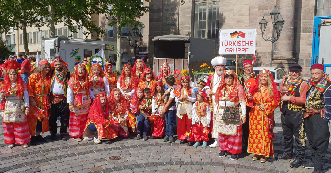 Nürnberg Sokakları Altın Kızlar folklor ekibi ile şenlendi