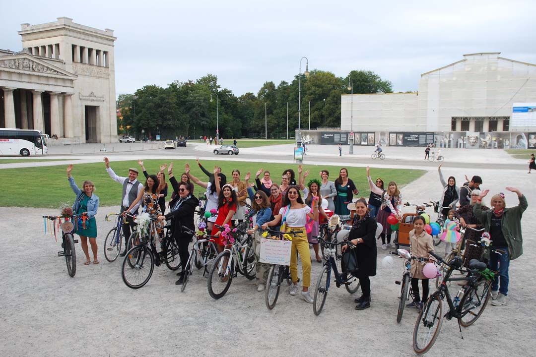 Süslü kadınlar Münih’te bisikletle tur attılar