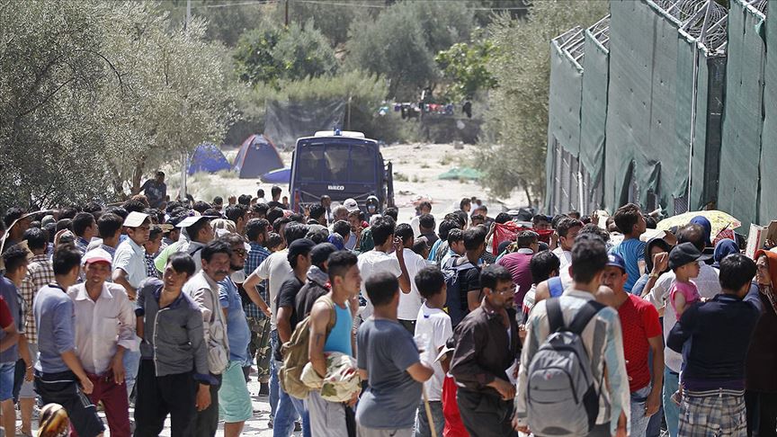 Yunanistan 1500 Sığınmacıyı Midilli’den Ana Karaya Yerleştiriyor
