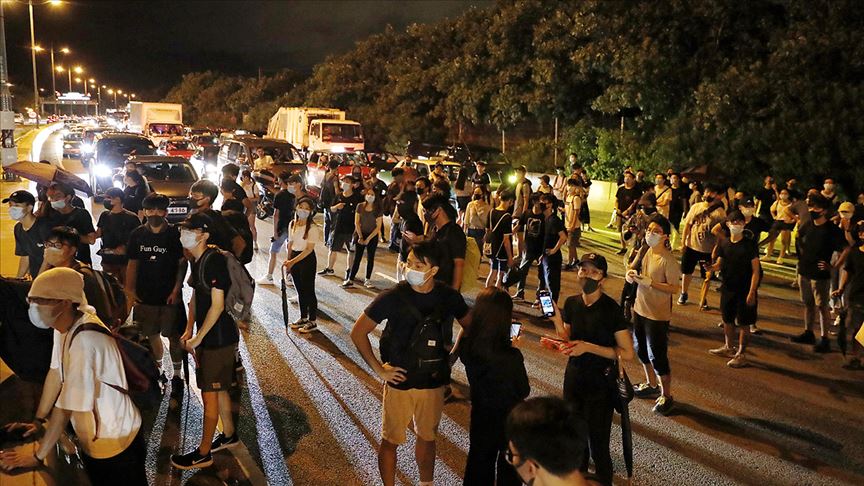 Hong Kong’da protestocular havalimanı yakınındaki yolları kapattı