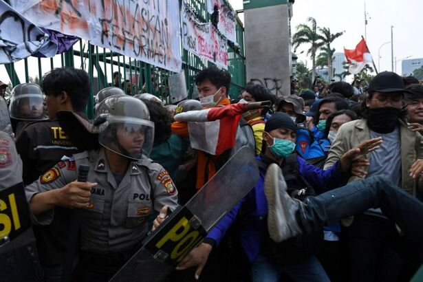 Endonezya'da şeriat karşıtı isyan: Göstericilerle polis karşı karşıya