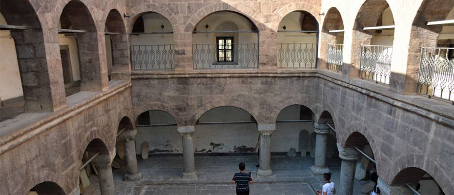 Hakkari'deki tarihi yapılar turizme kazandırılıyor