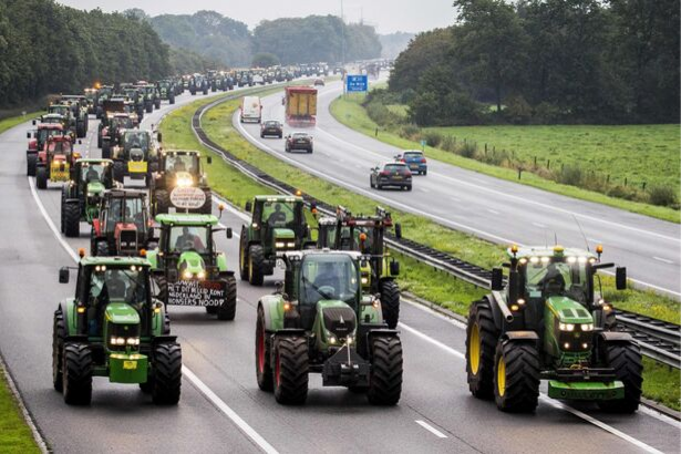 Hollanda'da çiftçilerden traktörle eylem: Trafik durma noktasına geldi