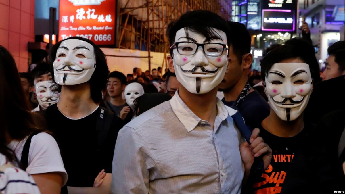 Hong Kong’daki Gösterilerde Cadılar Bayramı Havası