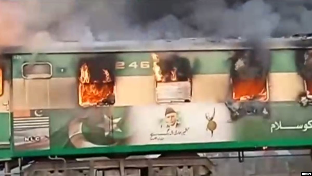 Pakistan’da Tren Yangını: En az 74 Ölü 
