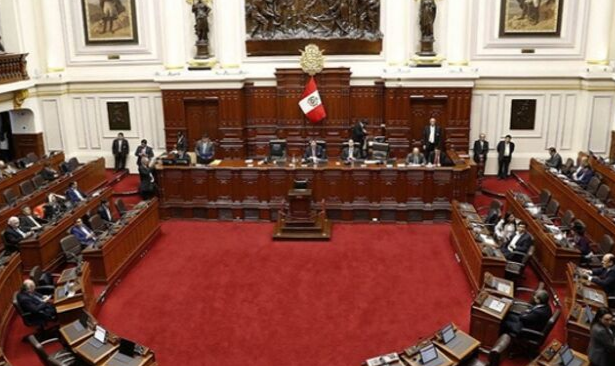 Peru'da Devlet Başkanı meclisi, meclis de Devlet Başkanı'nı feshetti