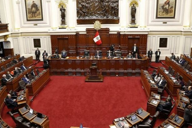 Peru'da Devlet Başkanı meclisi, meclis de Devlet Başkanı'nı feshetti