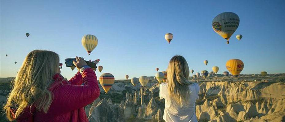 Kapadokya’da balonlar 437 bin kişiyi uçurdu