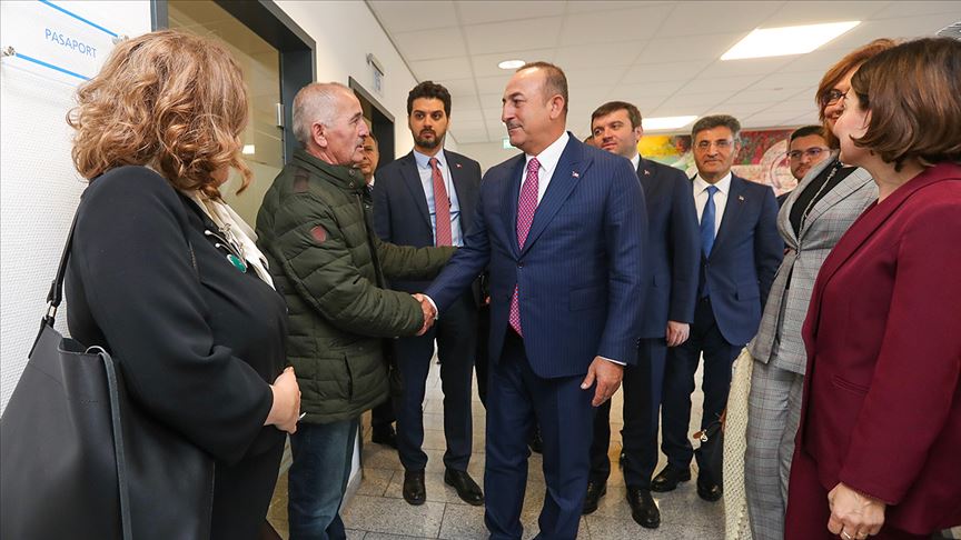 Çavuşoğlu Almanya’da vatandaşlarla bir araya geldi