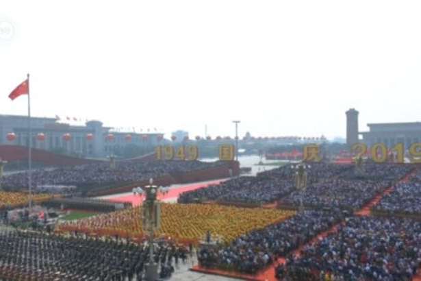 Çin'de 70'inci yıl dönümü kutlamaları: Geçit törenine 15 bin asker katıldı