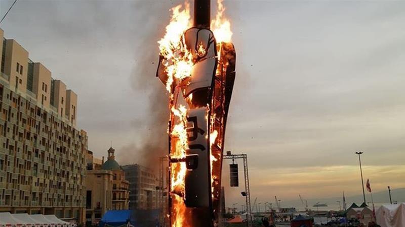 Beyrut’ta gösterilerin simgesi olan 'devrim' yazılı yumruk ateşe verildi