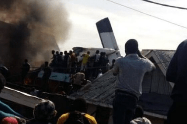 Demokratik Kongo Cumhuriyeti'nde yolcu uçağı evlerin üzerine düştü