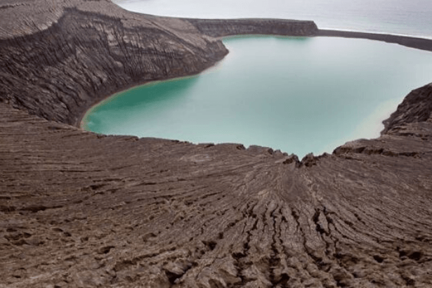 Denizaltı yanardağı patladı, bir ada battı, daha büyüğü oluştu