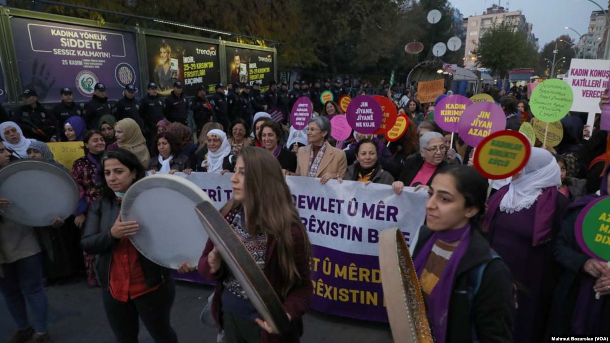 Diyarbakırlı Kadınlar Şiddete Karşı Yürüdü