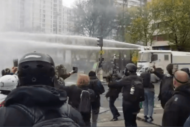 Fransa’da ‘Sarı Yelekliler’ eylemlerinin yıl dönümünde polis eylemcilere müdahale etti