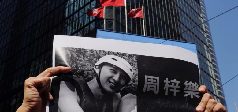 Hong Kong’da Ölen Protestocuyu Anma Töreninde ‘İntikam’ Sloganları 