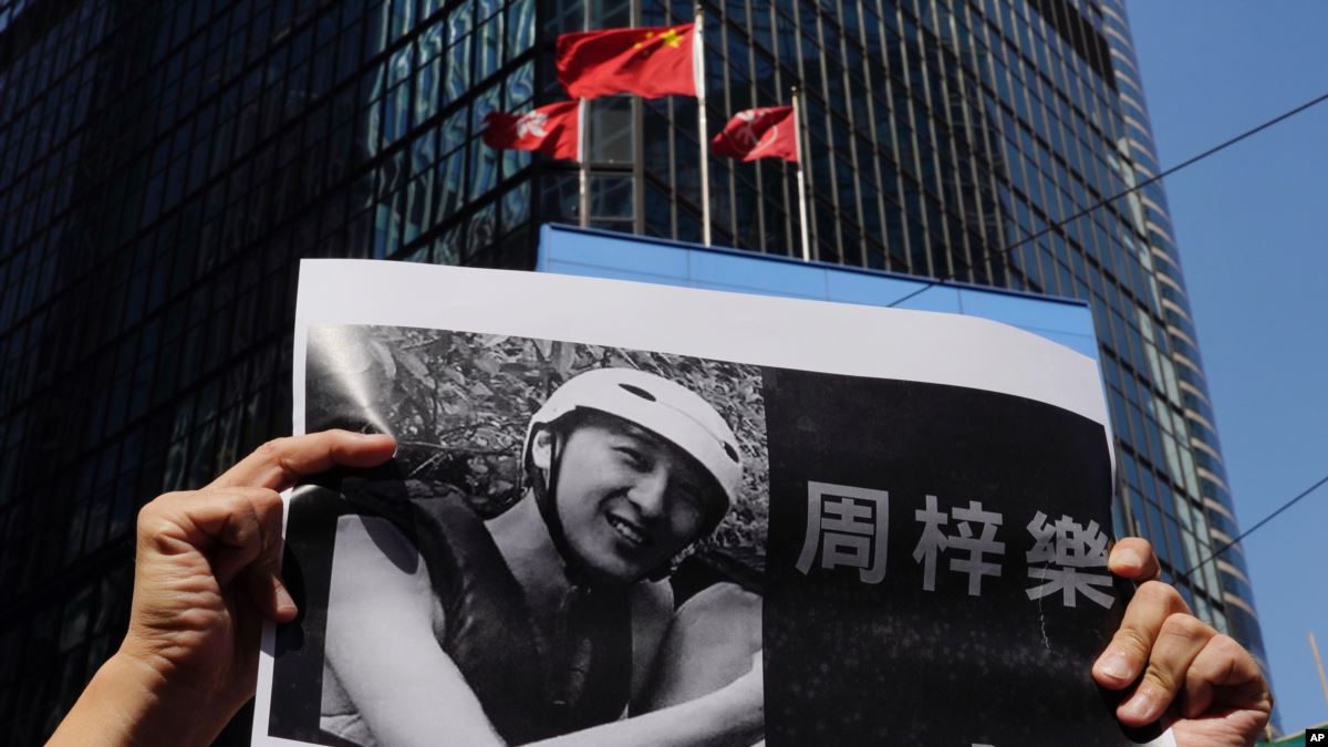 Hong Kong’da Ölen Protestocuyu Anma Töreninde ‘İntikam’ Sloganları 