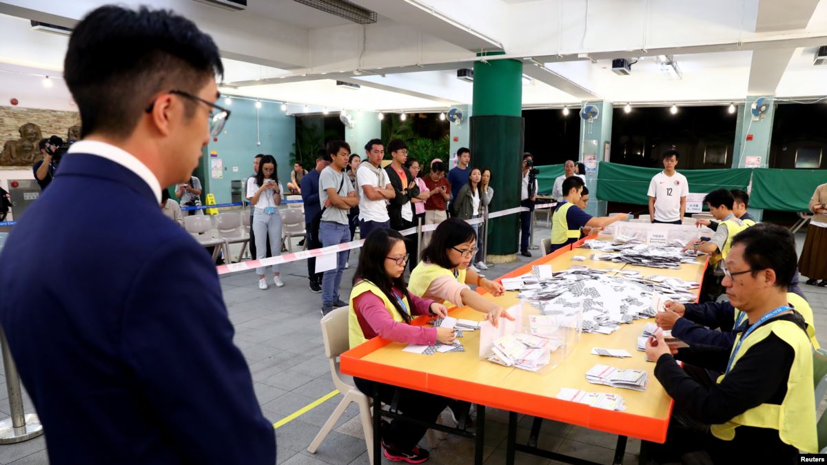 Hong Kong’daki Seçimde Demokrasi Yanlılarının Başarısı