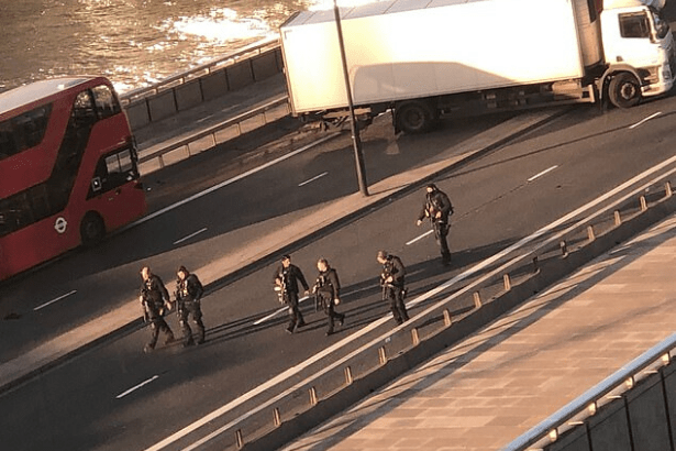Londra Köprüsü’nde silah sesleri