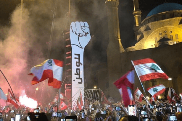 Lübnan'da eylemlerin simgesi 'Devrim' yazılı yumruk yeniden Şehitler Meydanı'nda