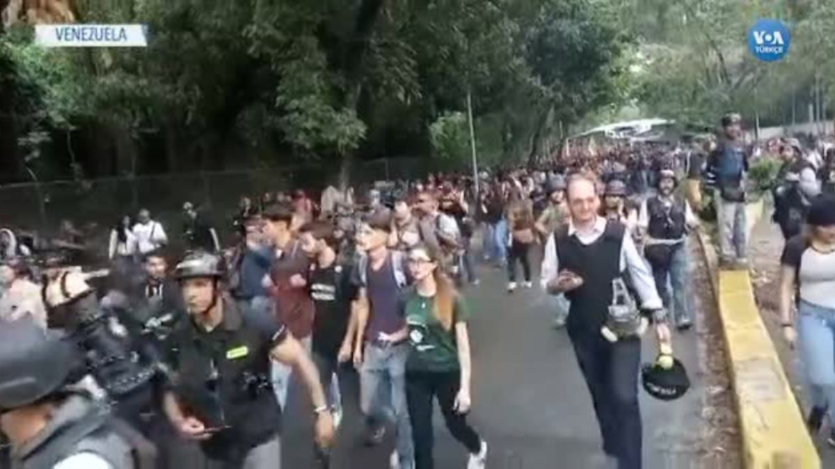 Venezuela’da Öğrenciler Sokaktaydı