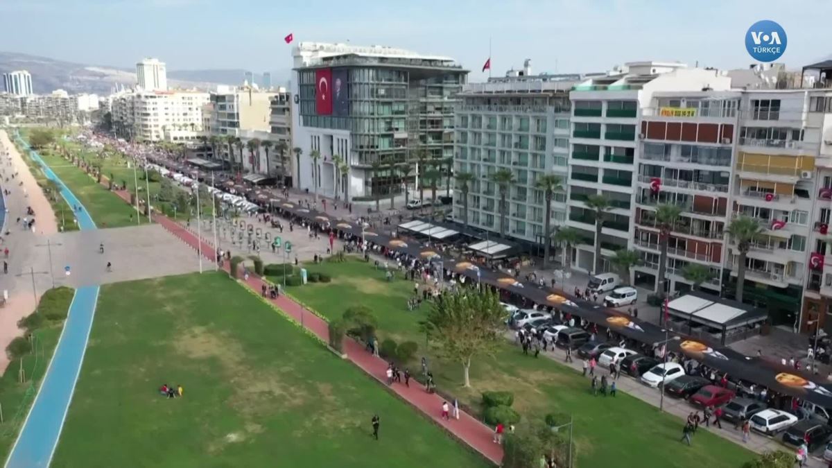 İzmir’de Ata’ya Saygı Yürüyüşü