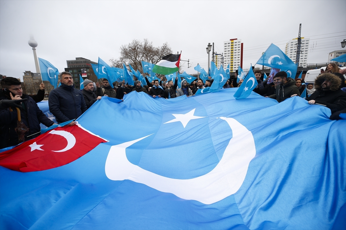 Çin’in Uygurlara yönelik baskı politikaları Berlin’de binlerce kişinin katılımıyla protesto edildi