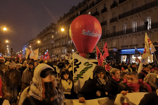 Fransa’da grev hayatı durdurdu, yüz binler sokakta